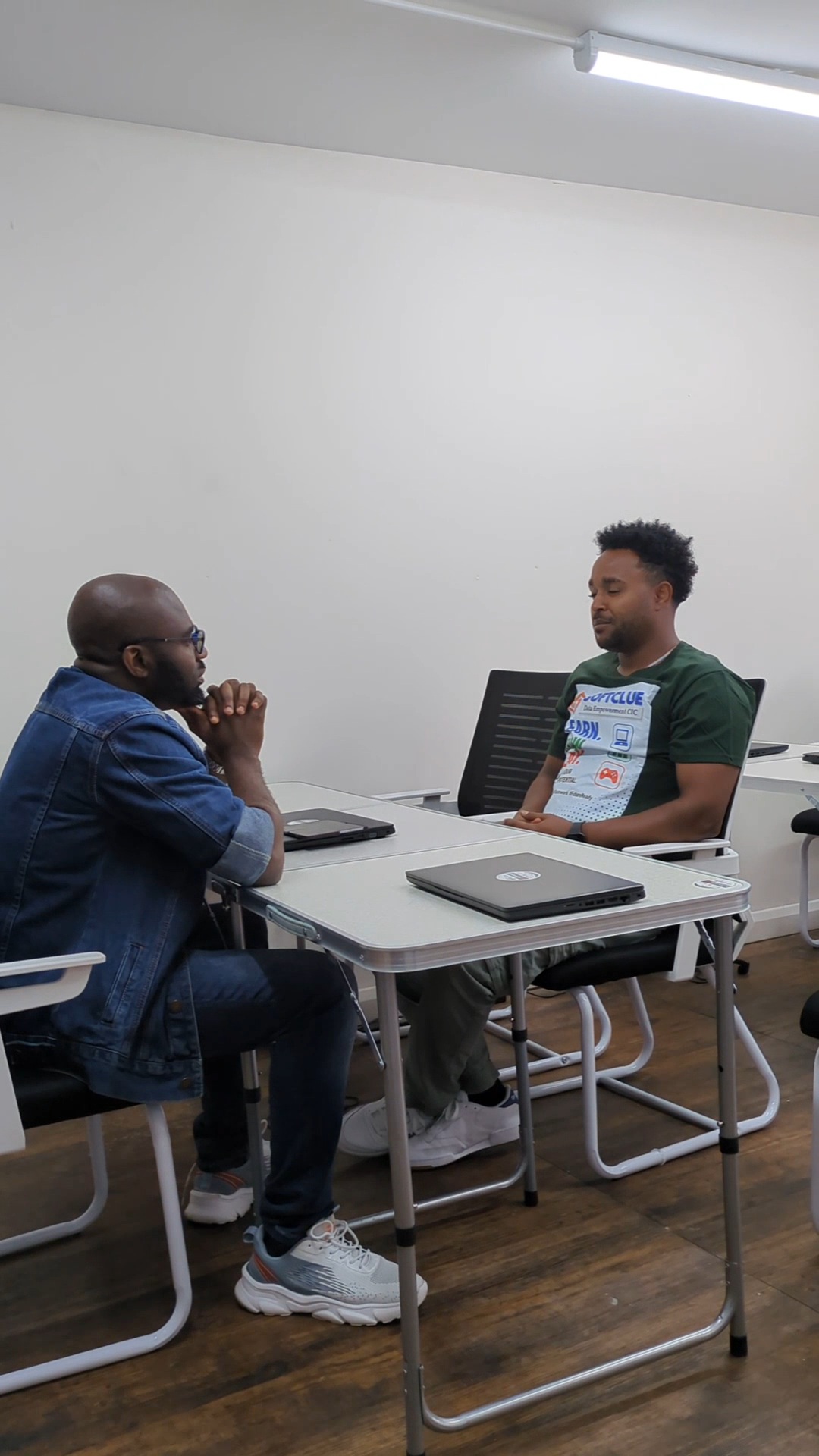 Trainer mentoring a learner during a one-to-one session
